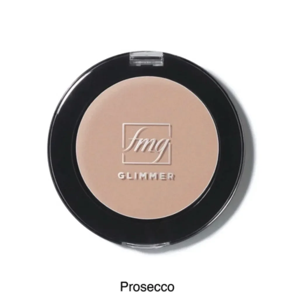 Avon fmg Glimmer Face Powder Illuminator in Prosecco.